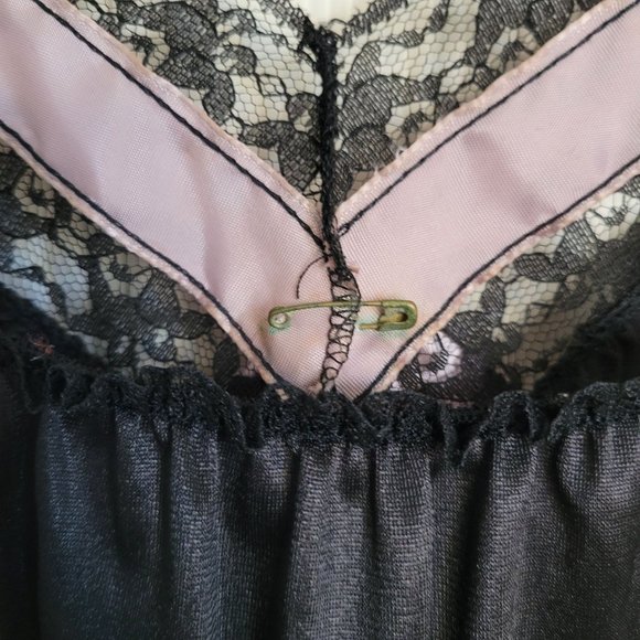 Vintage Black Silky Nylon and Lace Trim Baby doll and Robe Lingerie Lady Cameo - Picture 11 of 11